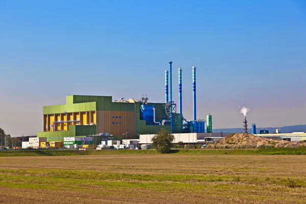 Edifícios de um parque industrial na bela paisagem — Fotografia de Stock