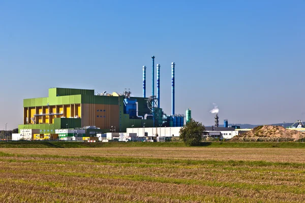 Edifícios de um parque industrial na bela paisagem — Fotografia de Stock