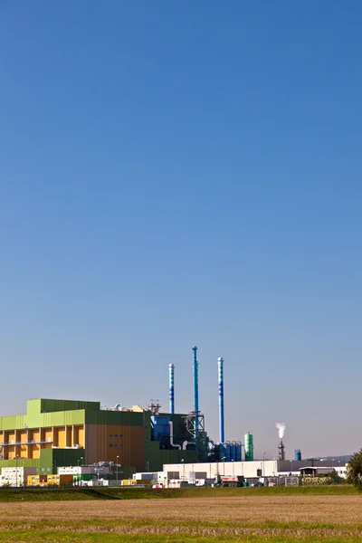 Gebäude eines Industrieparks in schöner Landschaft — Stockfoto