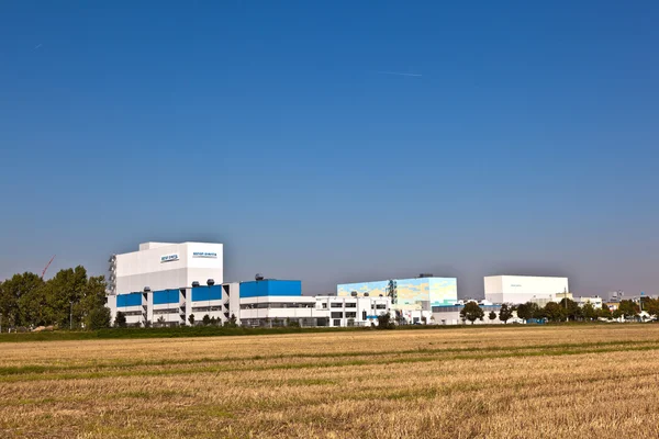 Edificios de un parque industrial en un hermoso paisaje —  Fotos de Stock