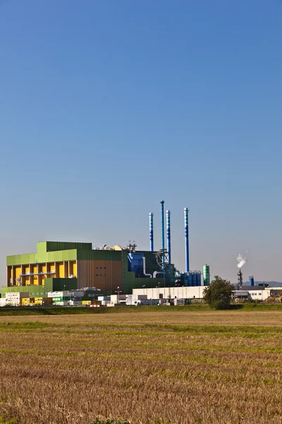 Gebäude eines Industrieparks in schöner Landschaft — Stockfoto