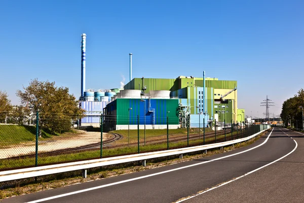 Central eléctrica de un parque industrial en un hermoso paisaje — Foto de Stock