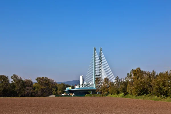 Pont d'un parc industriel dans un paysage magnifique — Photo