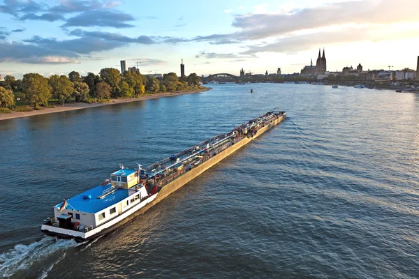 货运船在河上的由科隆莱茵河 — 图库照片