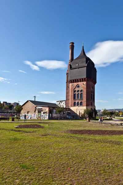 Alter historischer Wasserturm aus Ziegeln — Stockfoto