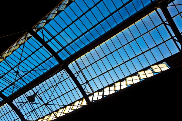 Trainstation a Wiesbaden, vetro del tetto dà una bella harmo — Foto Stock