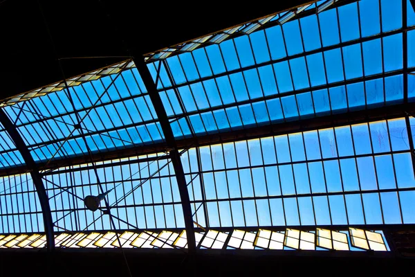 Bahnhof in wiesbaden, gläsernes Dach gibt einen schönen Harmo — Stockfoto