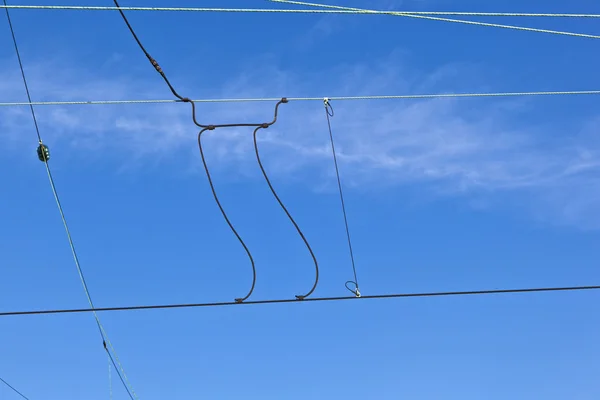 Контактная сеть с голубым небом — стоковое фото