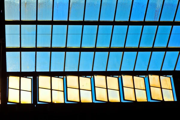 Bahnhof in wiesbaden, gläsernes Dach gibt einen schönen Harmo — Stockfoto