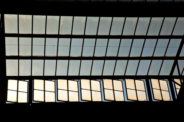 ヴィースバーデンの駅、屋根のガラスは美しい調和を与える — ストック写真