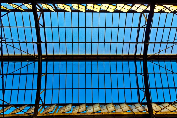 ヴィースバーデンの駅、屋根のガラスは美しい調和を与える — ストック写真