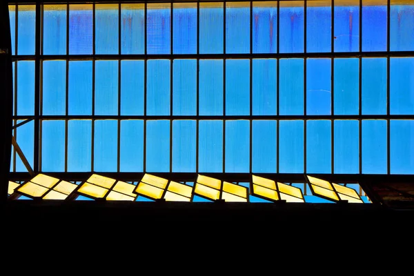 Trainstation en Wiesbaden, vidrio de techo da un hermoso harmo — Foto de Stock