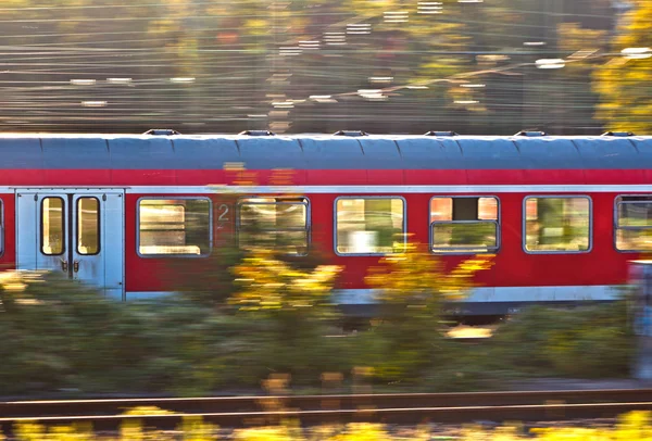 Τρένο με ταχύτητα στη φύση — Φωτογραφία Αρχείου