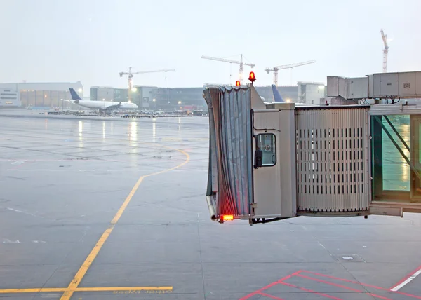 Dedo para aeronaves em Frankfurt em chuva forte — Fotografia de Stock