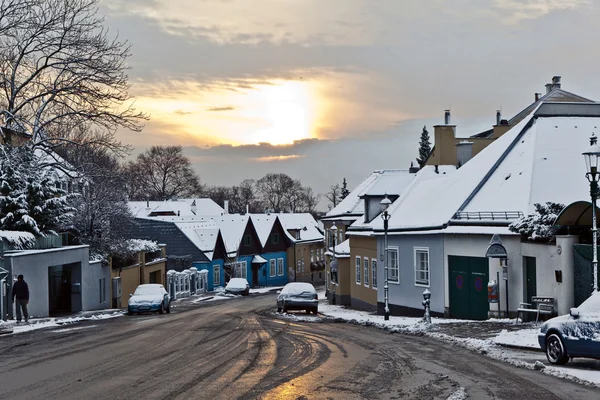 Erken sabah kışın hafif grinzing Köyü — Stok fotoğraf