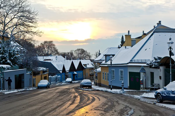 Vesnice grinzing v ranní světlo v zimě — Stock fotografie