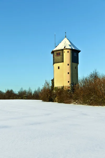 눈이 덮여 필드에서 watertower — 스톡 사진