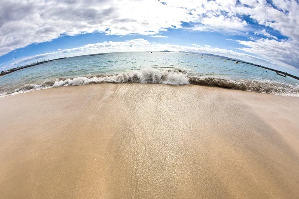 Praia de areia com céu — Fotografia de Stock