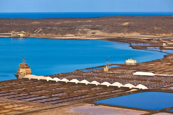 Солеперерабатывающий завод, Saline from Janubio, Lanzarote — стоковое фото