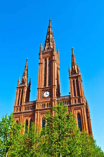 Beroemde markt kirche in wiesbaden, een bakstenen gebouw in neo-gotische — Stockfoto
