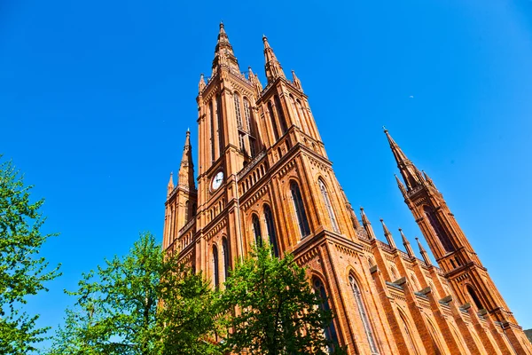 Berühmte marktkirche in wiesbaden, ein ziegelbau im neugotischen stil — Stockfoto