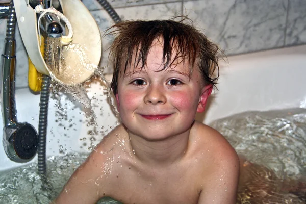 浴室里的男孩 — 图库照片