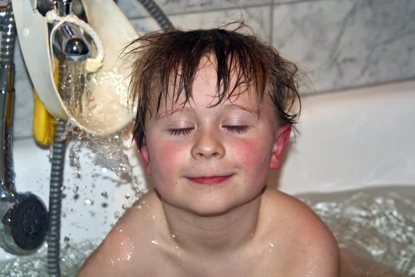 Мальчик в ванной — стоковое фото