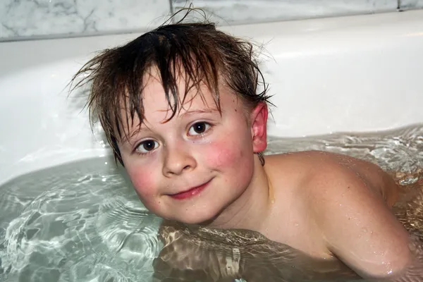 Хлопчик у ванній — стокове фото