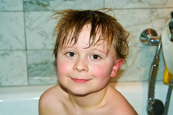 Счастливый ребенок с мокрыми волосами в ванной — стоковое фото
