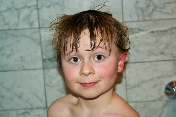 Bambino felice con i capelli bagnati nella vasca da bagno — Foto Stock