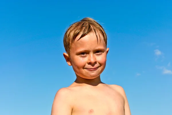 Retrato de menino bonito na praia — Fotografia de Stock