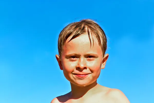 ビーチでのかわいい男の子の肖像画 — ストック写真