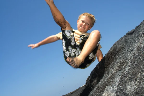 Fiú jó jumping a dűnék, a beachin az óceánon — Stock Fotó
