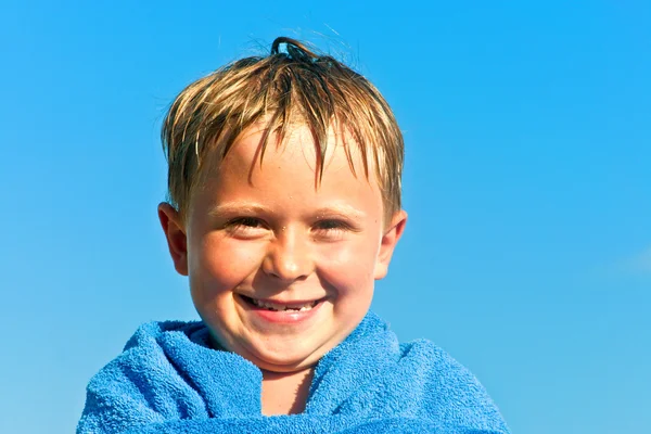 ビーチでのかわいい男の子の肖像画 — ストック写真
