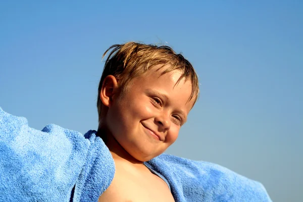 Portret ładny chłopak na plaży — Zdjęcie stockowe