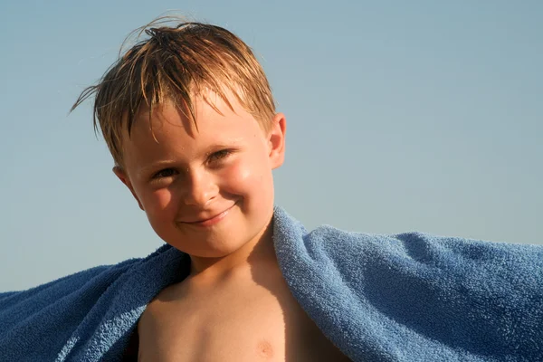 Портрет милого мальчика на пляже — стоковое фото