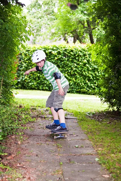 Malý chlapec na jeho skate desky — Stock fotografie
