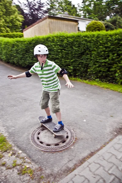 Jeune garçon sur son skate board — Photo