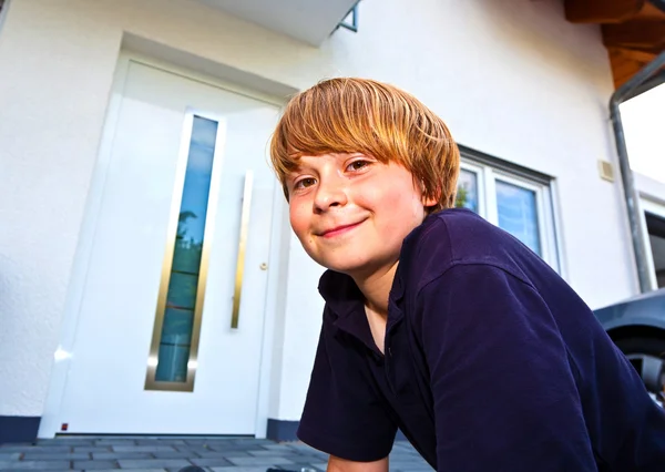 Retrato de niño frente a la casa —  Fotos de Stock