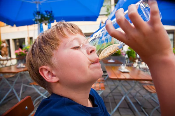 Niño feliz bebe bebidas no alcohólicas —  Fotos de Stock