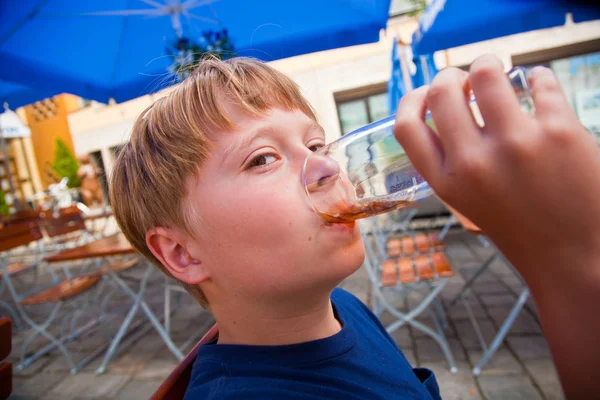 Счастливый ребенок пьет безалкогольные напитки — стоковое фото