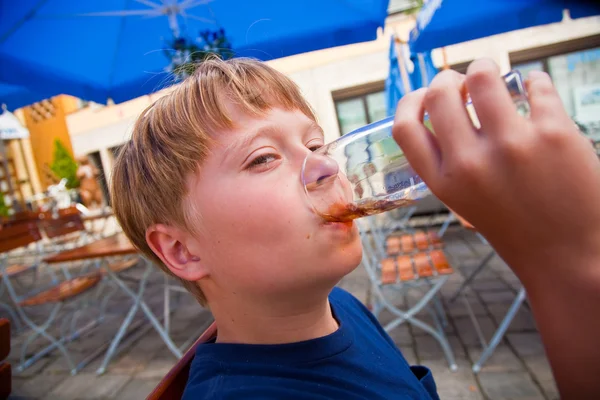 Szczęśliwy, że dziecko pije napojów bezalkoholowych — Zdjęcie stockowe