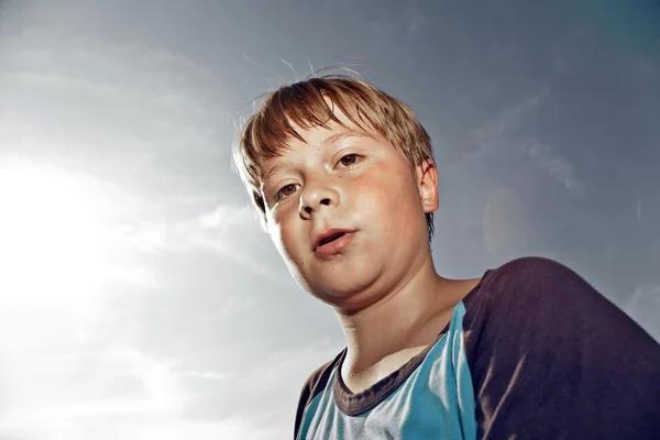 Chłopiec z pocenie twarzy po sport — Zdjęcie stockowe