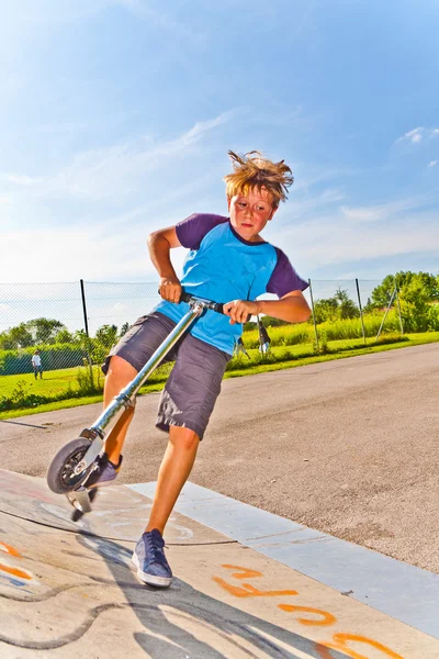 Garçon saute avec scooter dans le tuyau — Photo