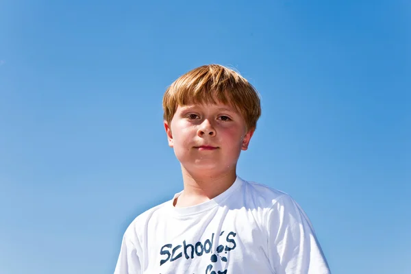 Glücklicher Junge lächelt, schwitzt vom Sport und genießt das Leben — Stockfoto