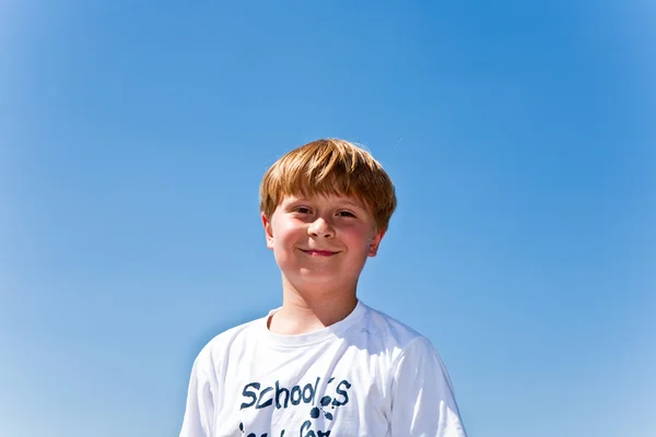 Niño feliz está sonriendo, sudando de los deportes y disfrutando de la vida —  Fotos de Stock