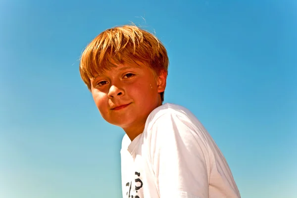 Ευτυχισμένο αγόρι χαμογελαστός, εφίδρωση από σπορ και να απολαμβάνουν τη ζωή — Φωτογραφία Αρχείου