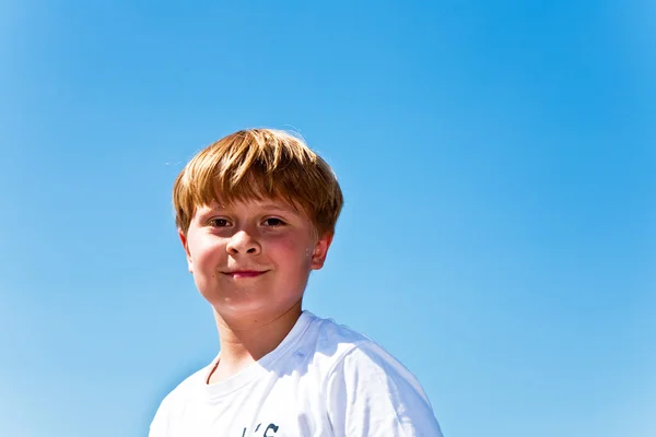 Lycklig pojke leende, svettning från sport och njuter av livet — Stockfoto