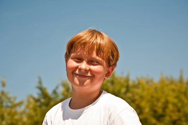 Gelukkig jongen is glimlachen en genieten van het leven — Stockfoto