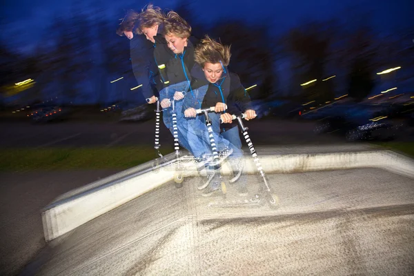 Rapaz a saltar sobre uma rampa — Fotografia de Stock
